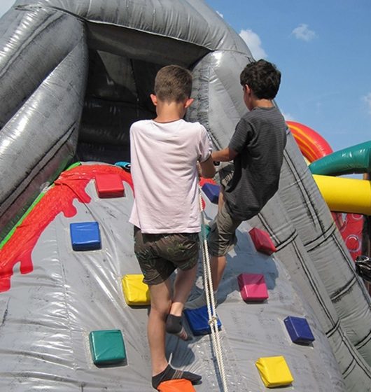 Jurassic Adventure location jeu gonflable thème dinosaures jurassique jurassic park france été enfants