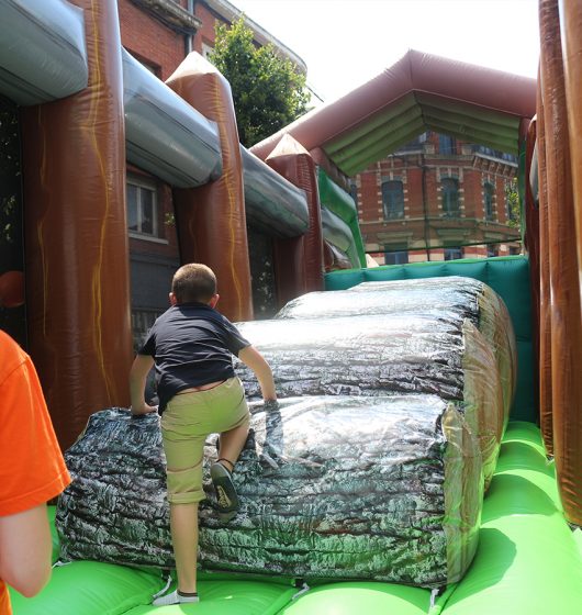 Forest Jump parcours d'obstacles location jeu gonflable thème sport surf challenge défi france été enfants