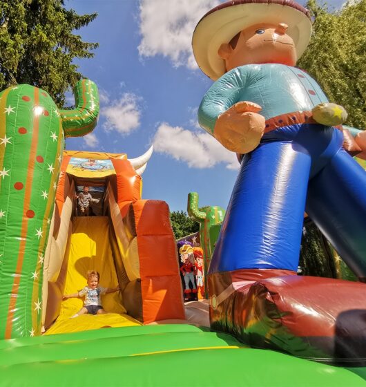 Super Cowboy location jeu gonflable thème cowboy farwest amérique western france été enfants