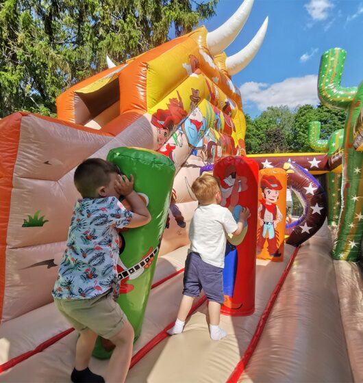 Super Cowboy location jeu gonflable thème cowboy farwest amérique western france été enfants