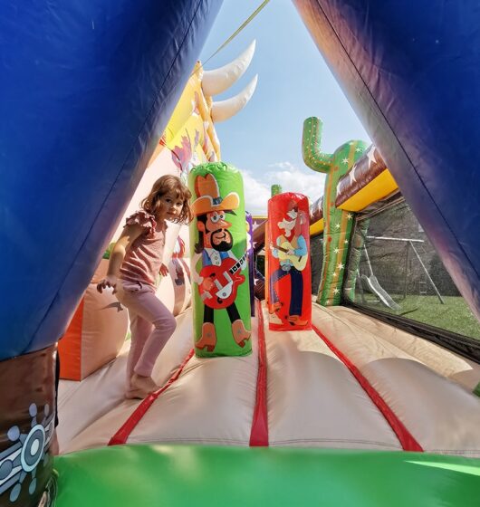 Super Cowboy location jeu gonflable thème cowboy farwest amérique western france été enfants