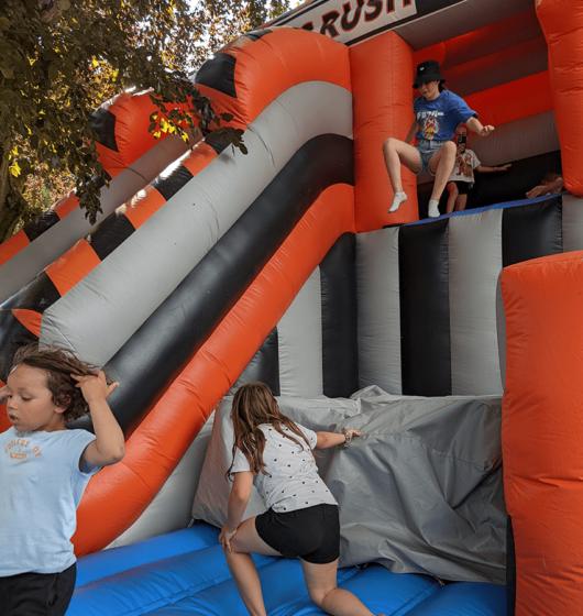 Toxic Rush location jeu gonflable thème industriel saut dans le vide france été enfants