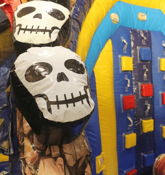 Bateau Pirate location jeu gonflable thème pirates bateau mer france été enfants