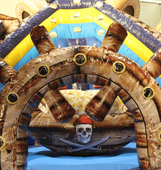 Bateau Pirate location jeu gonflable thème pirates bateau mer france été enfants
