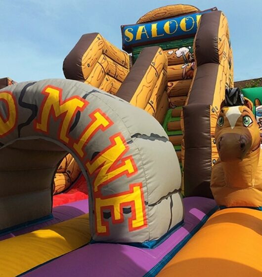 Cowboys & Sioux location jeu gonflable thème cowboy indien far west france été enfants