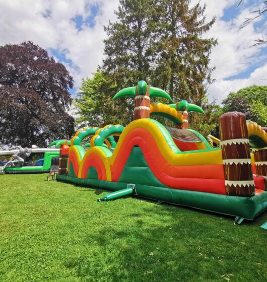 Jungle Obstacle Course parcours d'obstacles location jeu gonflable thème sport athlétisme challenge défi france été enfants