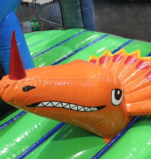 Maxi Jurassic Adventure location jeu gonflable thème dinosaures jurassique jurassic park france été enfants