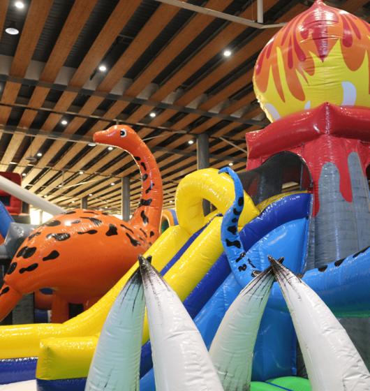 Maxi Jurassic Adventure location jeu gonflable thème dinosaures jurassique jurassic park france été enfants